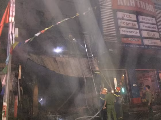 …ngọn lửa bắt nguồn từ khu vực tầng 1 của cửa hàng rồi lan nhanh lên tầng 2 của cửa hàng. (Ảnh: Plo)