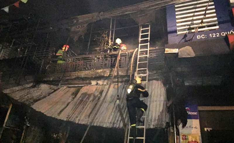 Theo đó, khoảng 2h sáng cùng ngày (28/3) tại cửa hàng sửa chữa, làm lốp, kinh doanh thiết bị ô tô 2 tầng ở địa bàn tổ dân phố 13, thị trấn Cẩm Xuyên do ông L.D.Ư. (73 tuổi) làm chủ bất ngờ xảy ra vụ cháy lớn… (Ảnh: Plo)