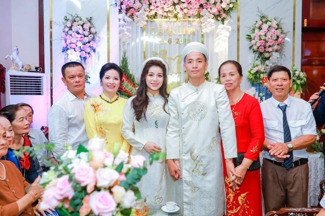 Me vo Bui Tien Dung mua tui hieu tang qua 8/3 som cho con gai-Hinh-2