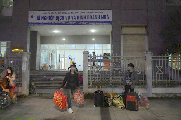 Bộ Tư lệnh Thủ đô có trách nhiệm thành lập bộ máy, tổ chức quản lý vận hành khu cách ly tập trung này, dự kiến có 30 y bác sĩ bảo đảm y tế tại khu cách ly tập trung nhà ở Mỹ Đình II. (Ảnh: Toquoc) Hà Nội bố trí thêm 3 khu cách ly tập trung. (Nguồn: VTC)