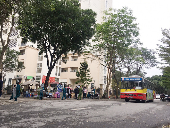 Được biết, đến chiều 19/3, tại toà nhà A1 đã tiếp nhận khoảng 200 công dân trở về chủ yếu từ Mỹ, trong đó có một số người nước ngoài, những người này đang được bố trí ở tại tầng 18 và 19 của toà nhà. (Ảnh: Kinhtedoth)