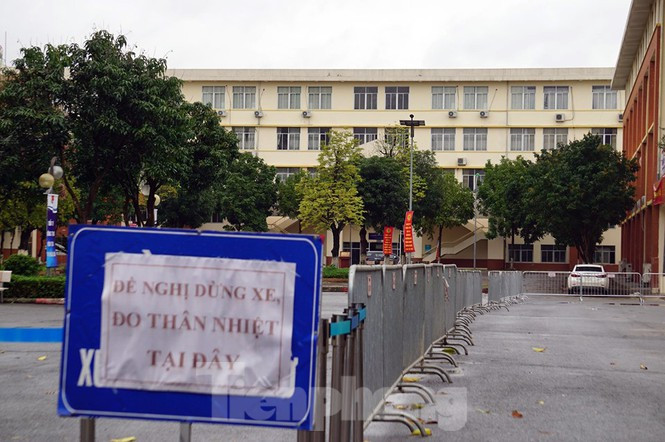 Khu cách ly tập trung tại ký túc xá tại trường Cao đẳng nghề Công nghệ cao Hà Nội được trưng dụng 2 tòa nhà 5 tầng, có quy mô 800 chỗ lưu trú, ngoài ra Hà Nội còn lấy nhà thi đấu 400m2 ngăn phòng tạm cho cán bộ phục vụ khu cách ly sinh hoạt. (Ảnh: Tienphong)