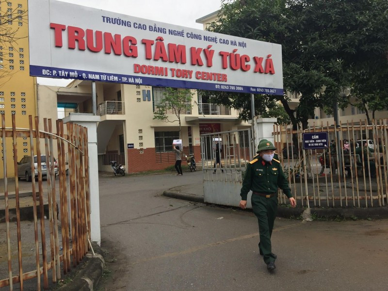 Tại khu vực cách ly được bố trí nhân lực phục vụ hậu cần, y tế và trang thiết bị, dụng cụ phục vụ sinh hoạt cá nhân của người cách ly tập trung. (Ảnh: Laodong)