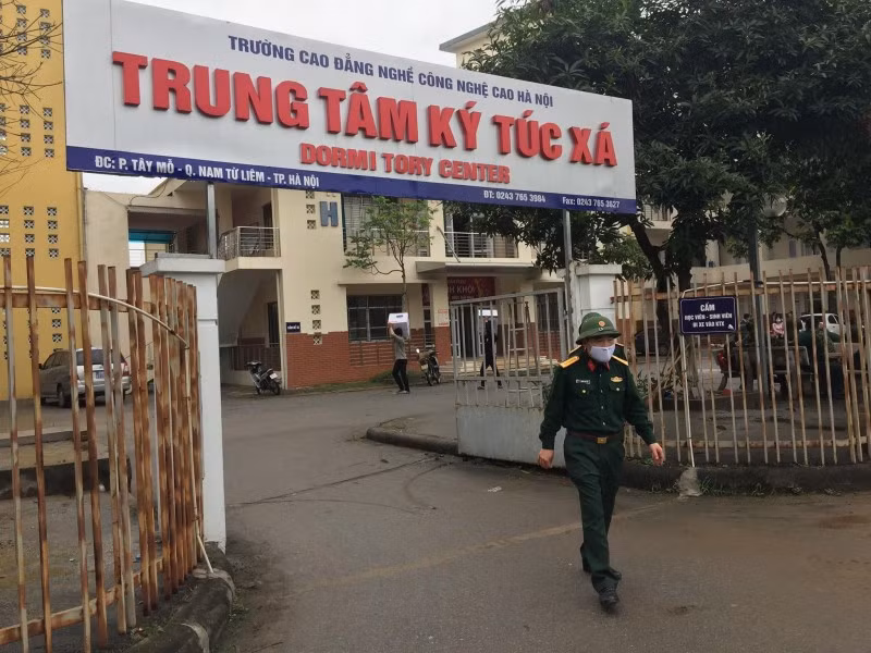 Tại khu vực cách ly được bố trí nhân lực phục vụ hậu cần, y tế và trang thiết bị, dụng cụ phục vụ sinh hoạt cá nhân của người cách ly tập trung. (Ảnh: Laodong)