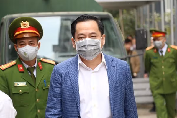 Ngoài ra, vợ chồng bị cáo Phan Văn Anh Vũ (đang thụ án 30 năm tù) và bà Nguyễn Thị Thu Hiền (vợ Vũ) được triệu tập với tư cách người liên quan cũng có chung kiến nghị trên. (Ảnh: Vietnamnet)