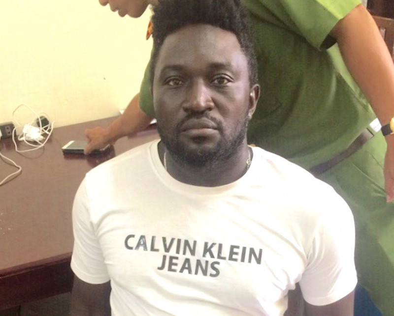 Vào tháng 4/2018, bà D. ra ngân hàng nộp tiền. Sau đó, có người xưng là “nhân viên hải quan” tiếp tục điện thoại thông báo trong gói quà có rất nhiều tiền, yêu cầu gửi thêm 80 triệu đồng để nhận quà và bà D. tiếp tục gửi. (Ảnh: Baogiaothong)