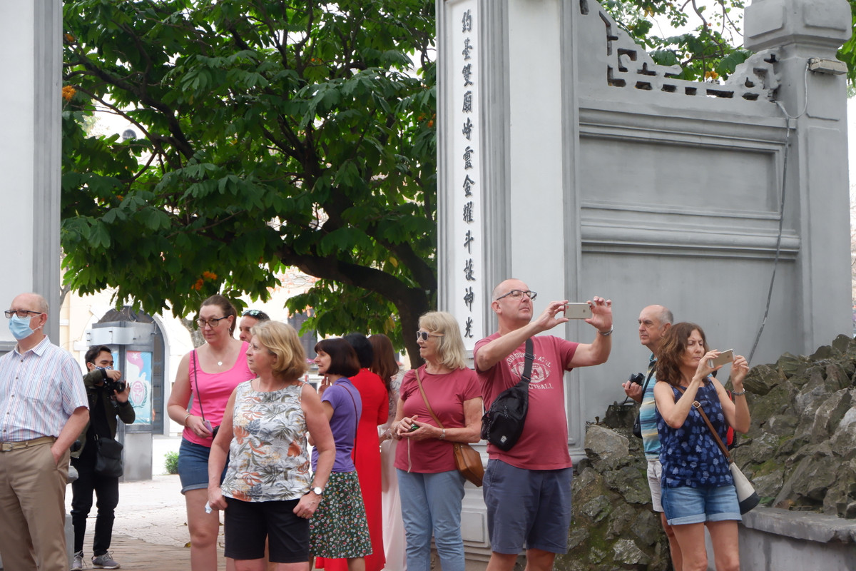 Tại di tích Đền Ngọc Sơn cũng rất đông du khách đến đây thăm quan tuy nhiên đa số du khách đều không đeo khẩu trang để phòng dịch.