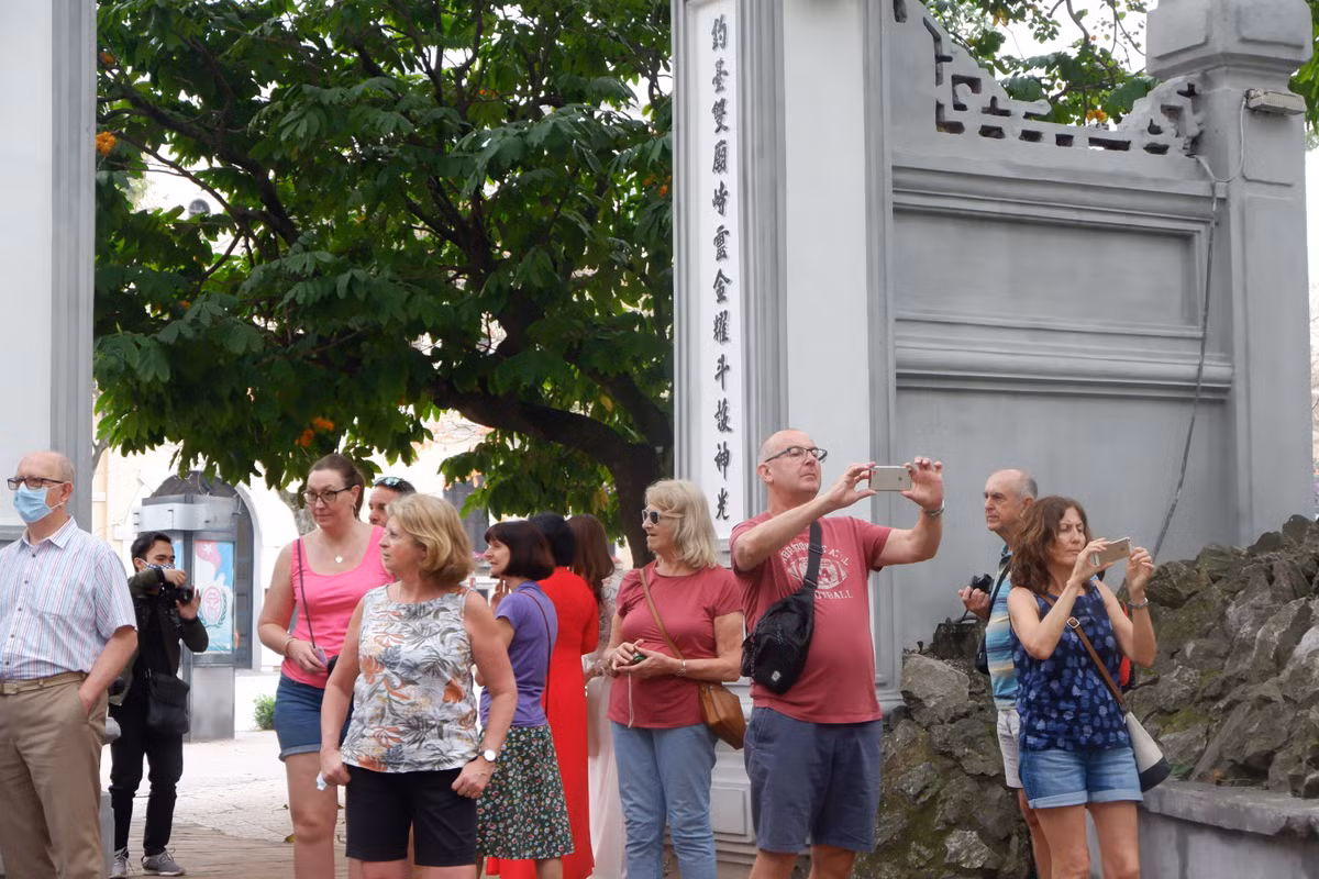 Tại di tích Đền Ngọc Sơn cũng rất đông du khách đến đây thăm quan tuy nhiên đa số du khách đều không đeo khẩu trang để phòng dịch.