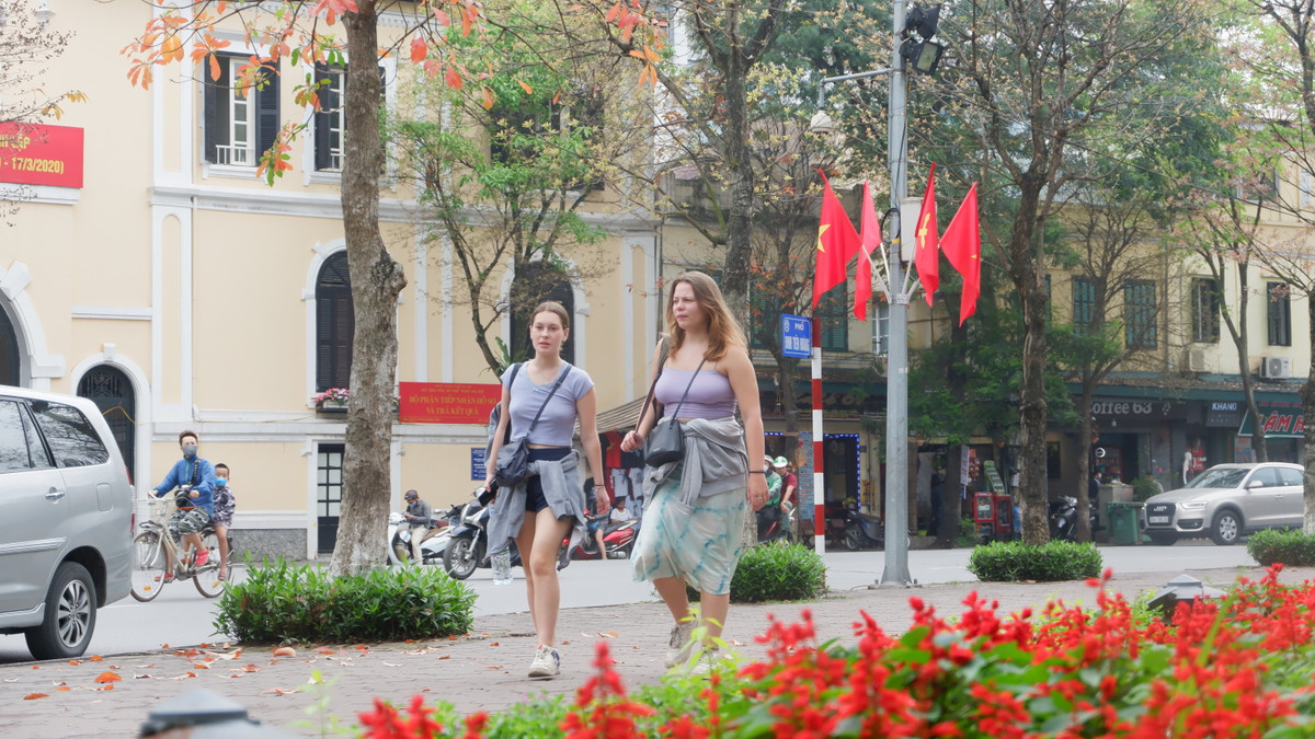 Theo quan sát của PV tại khu vực hồ Hoàn Kiếm (Hà Nội) cũng cho thấy phần lớn du khách Tây không đeo khẩu trang khi đi dạo quanh hồ.