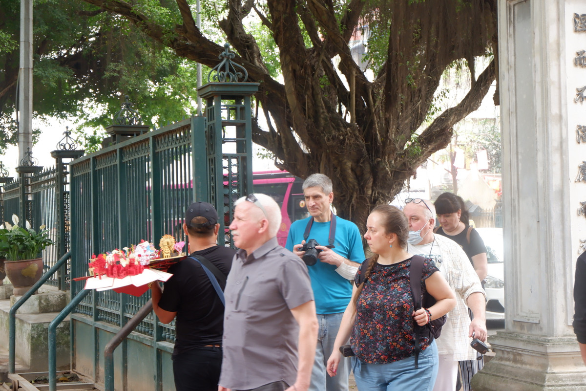 Giua dai dich Covid-19: Khach Tay chu quan khong deo khau trang phong dich-Hinh-2