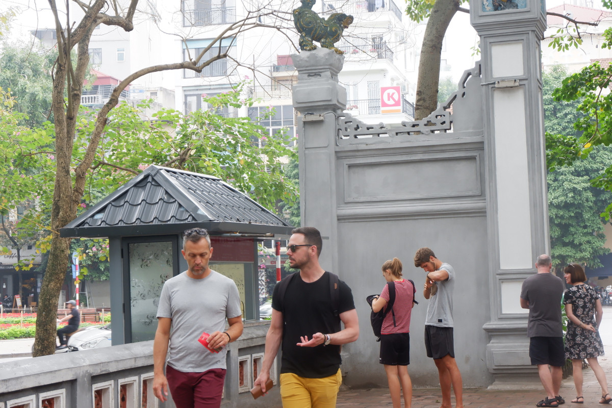 Du khách không đeo khẩu trang đi dạo quanh khu vực di tích Đền Ngọc Sơn.