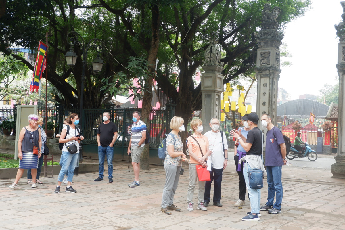 Những hình ảnh khách nước ngoài đeo khẩu trang như trong hình khá hiếm gặp. Mẹo đeo khẩu trang chống virus corona không mờ kính. (Nguồn: VTC)