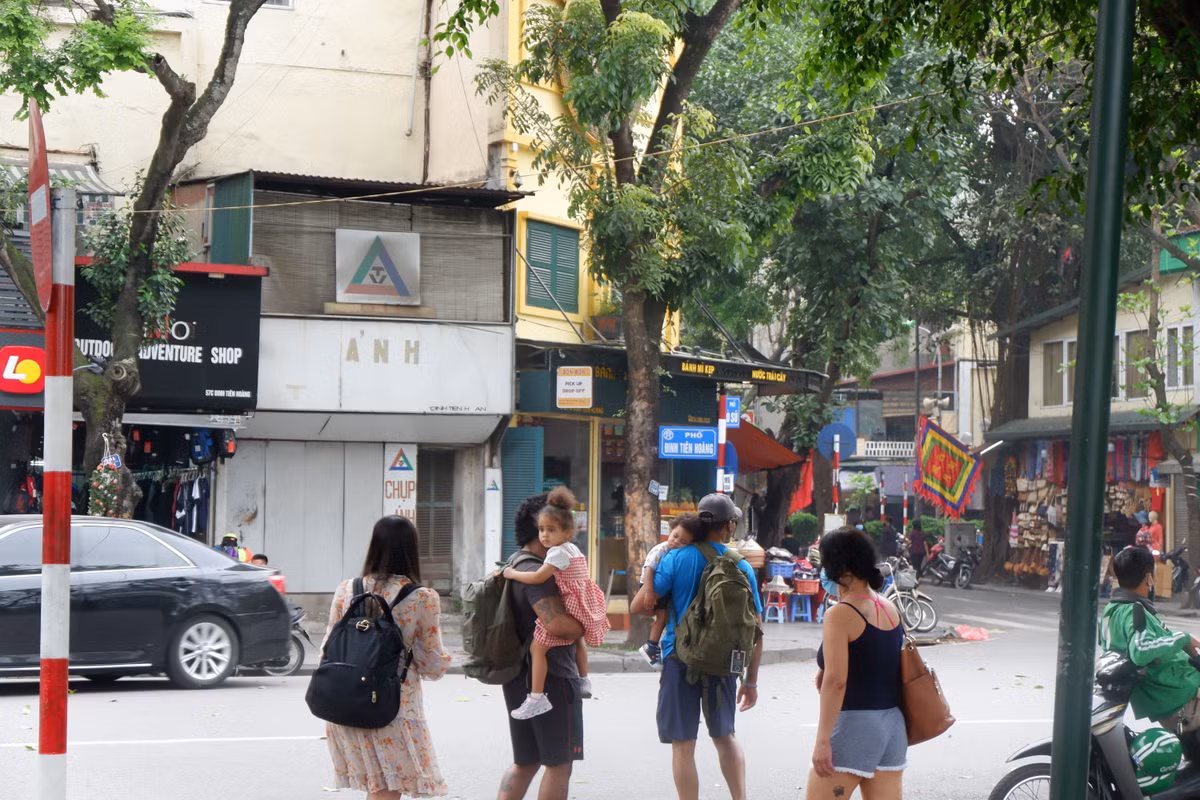 Nhiều cháu bé đi dạo cùng phụ huynh tại phố Đinh Tiên Hoàng (Hà Nội).