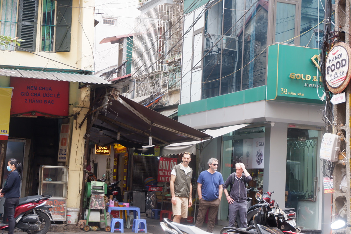 Rất hiếm gặp cảnh khách Tây đeo khẩu trang.