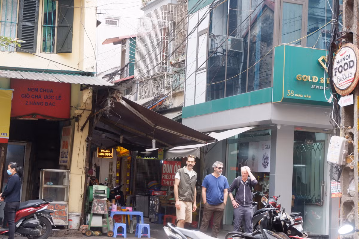 Rất hiếm gặp cảnh khách Tây đeo khẩu trang.