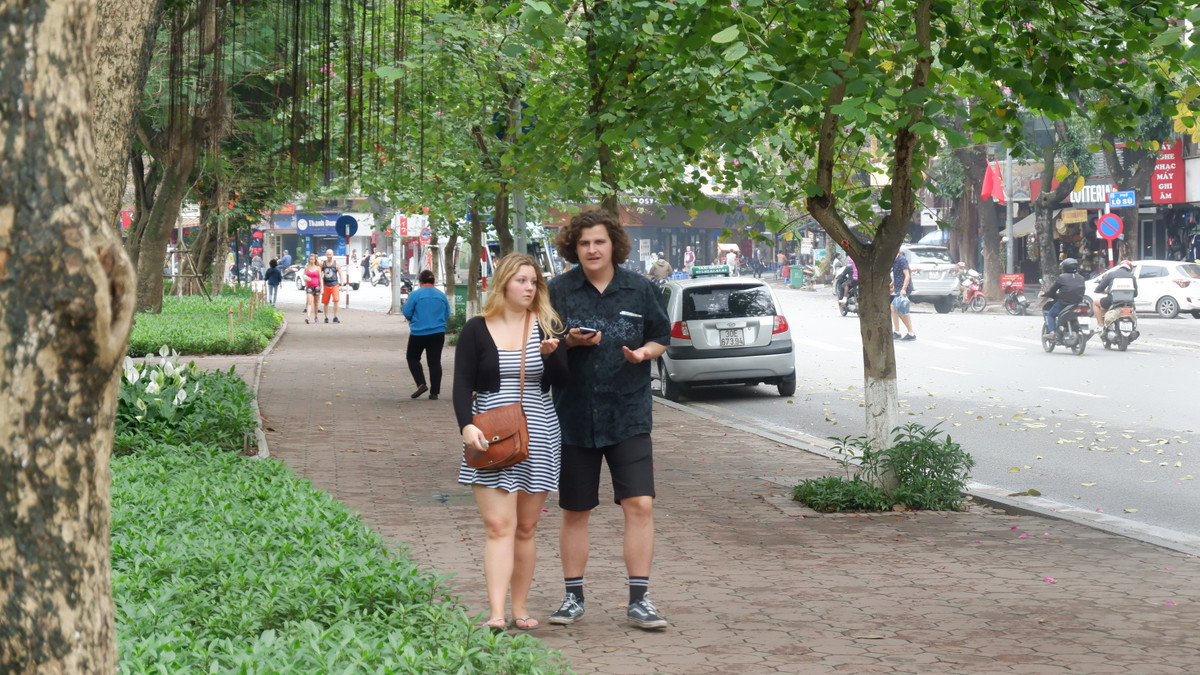 Theo chị Nguyễn Thị Nga (48 tuổi, chủ cửa hàng kinh doanh nước tại phố Đinh Tiên Hoàng) chia sẻ: "Người dân mình thì lo dịch bệnh rồi tranh nhau mua khẩu trang đeo, nhưng tôi thấy du khách Tây đến đây uống nước và đi qua đây có nhóm lên đến 5-6 người thậm chí có nhóm hơn 10 người nhưng đa số điều không đeo khẩu trang, mà có đeo cũng rất ít chỉ có 1-2 người trong nhóm đeo".