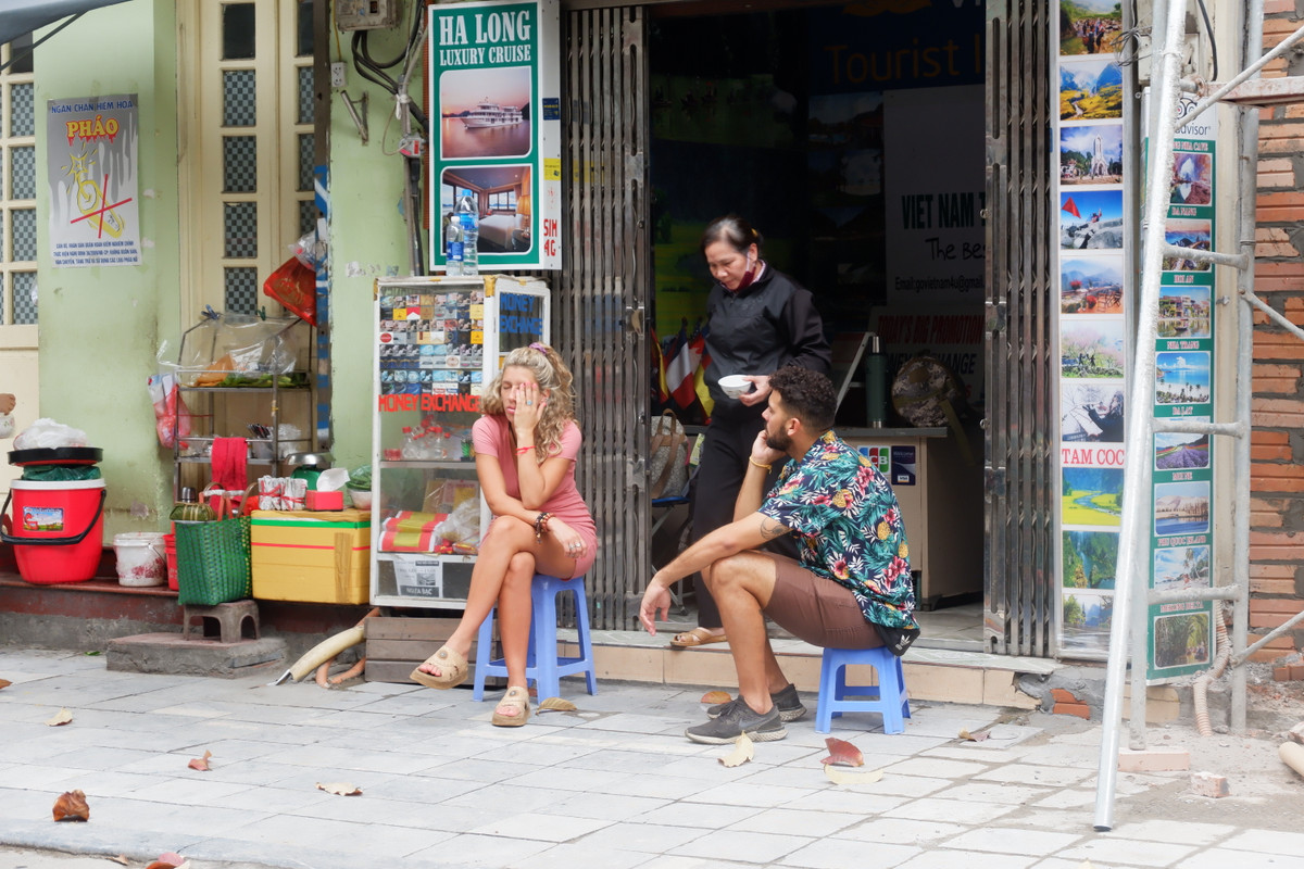 "Dường như họ (Tây) không mấy quan tâm đến nguy cơ lây nhiễm virus Covid-19", bà Nga chia sẻ thêm.