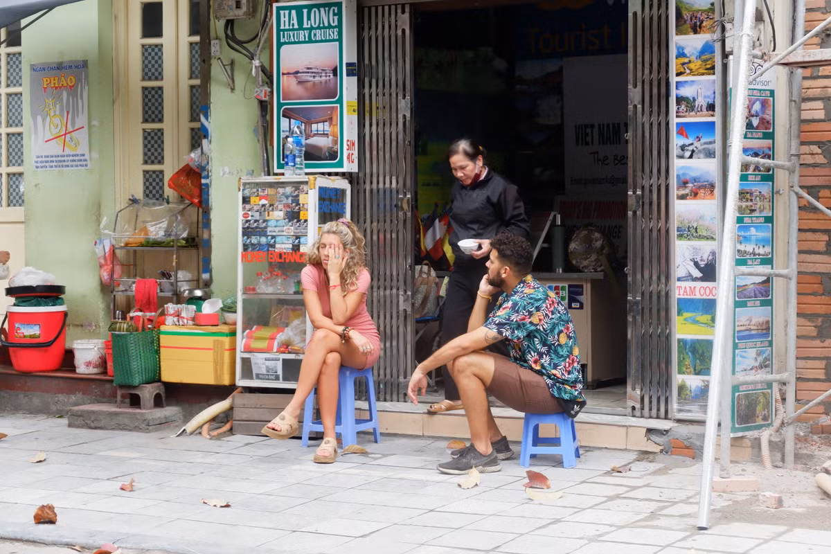 "Dường như họ (Tây) không mấy quan tâm đến nguy cơ lây nhiễm virus Covid-19", bà Nga chia sẻ thêm.