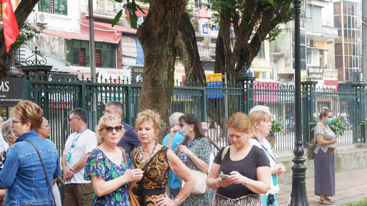 Du khách vào thăm quan di tích Văn Miếu - Quốc Tử Giám tụ tập đông người nhưng không hề đeo khẩu trang phòng dịch.