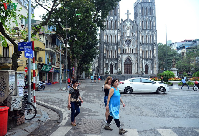 Trong đó, có các ca mắc thứ phát liên quan đến bệnh nhân thứ 17 N.H.N (nữ, 26 tuổi, Trúc Bạch, Hà Nội). Rất nhiều ca mắc đã đi cùng với ca BN17 trên chuyến bay mang số hiệu VN0054 từ London (Anh) về sân bay Nội Bài (Hà Nội).