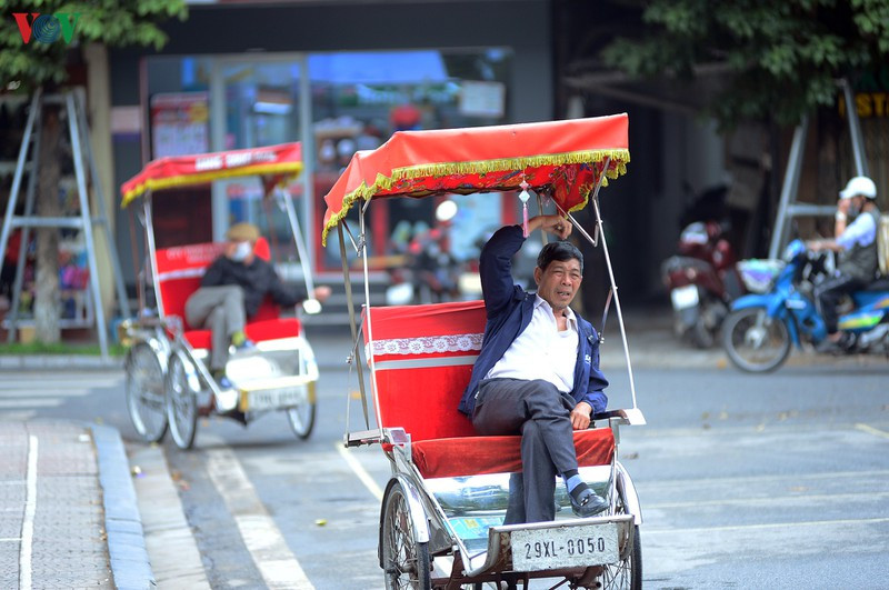 Nhiều lái xe xích lô quanh Hồ Gươm không đeo khẩu trang và có các biện pháp bảo hộ khi tiếp xúc với khách.