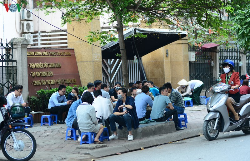 Nhiều quán đông đến mức người ngồi uống trà đá chiếm hết vỉa hè gây mất mỹ quan đô thị và gây ra nhiều nguy cơ lây lan dịch bệnh Covid-19. Trung Quốc tìm ra điểm yếu của Covid-19. (Nguồn: VTC)