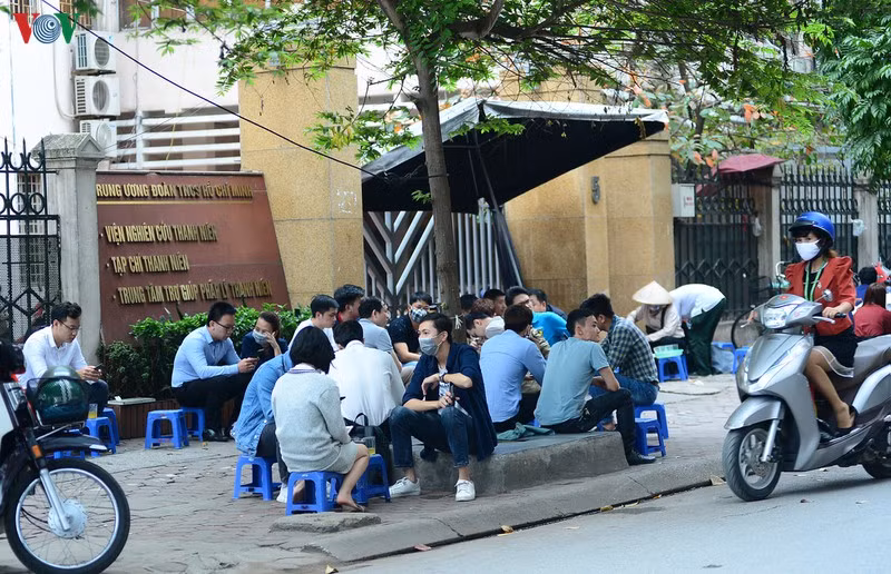 Nhiều quán đông đến mức người ngồi uống trà đá chiếm hết vỉa hè gây mất mỹ quan đô thị và gây ra nhiều nguy cơ lây lan dịch bệnh Covid-19. Trung Quốc tìm ra điểm yếu của Covid-19. (Nguồn: VTC)