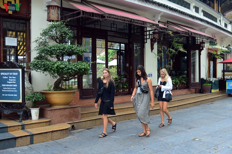 Rất nhiều người nước ngoài từ nhiều quốc tịch khác nhau đến Hà Nội, đi lại rất thoải mái không hề đeo khẩu trang bảo hộ.