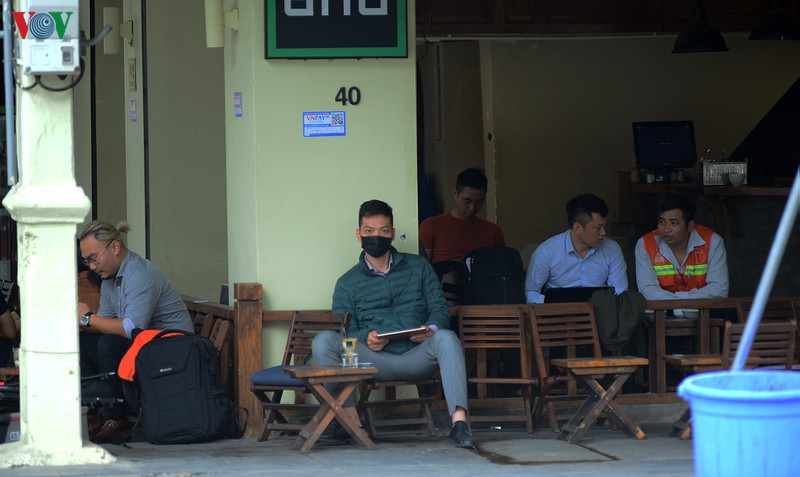 Nhiều quán cà phê vẫn khá đông khách.