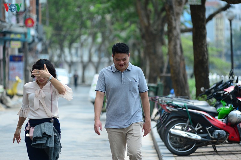 Nhiều người dân thản nhiên đi lại quanh khu cách ly Trúc Bạch nhưng không hề đeo khẩu trang.