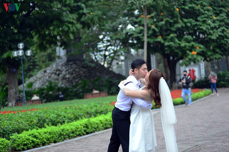 Bất chấp khuyến cáo của Chính phủ và Bộ Y tế về mức độ nguy hiểm của đại dịch nhưng nhiều người vẫn vô cùng chủ quan. Nhiều nhà vẫn tổ chức đám cưới, tụ tập đông người.