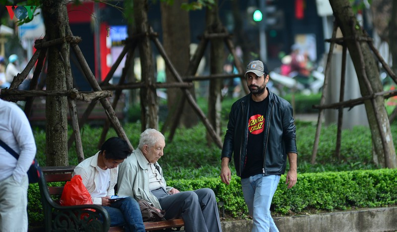 Bất chấp diễn biến hết sức phức tạp và vô cùng nguy hiểm của đại dịch Covid-19, nhiều du khách nước ngoài và người dân Thủ đô Hà Nội vẫn ra đường vui chơi mà không hề có những biện pháp bảo hộ nào.