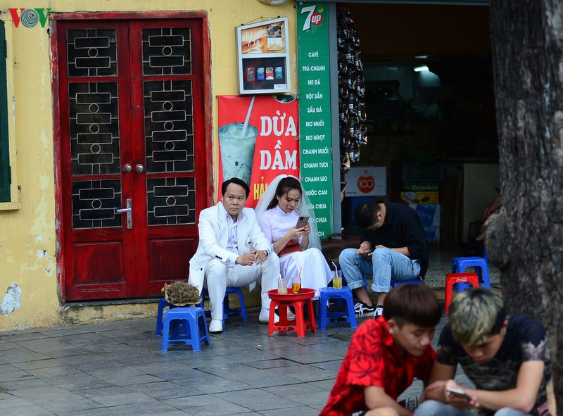 Tại các quán xá vỉa hè vẫn là nơi tập trung đông người bất chấp đại dịch.