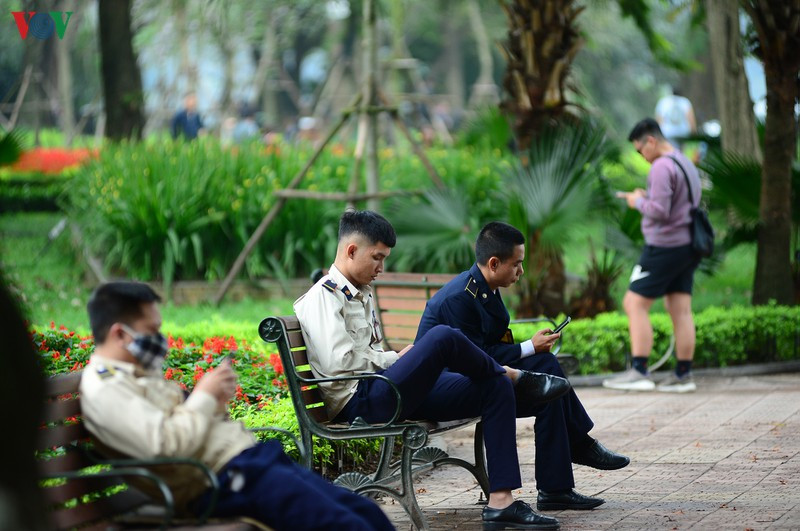Thậm chí cả các bảo vệ tại khu vực Hồ Gươm cũng không hề đeo khẩu trang khi tiếp xúc với người dân và du khách.