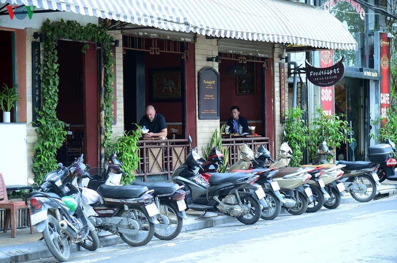 Những nhà hàng cạnh khu cách ly Trúc Bạch vẫn đông khách