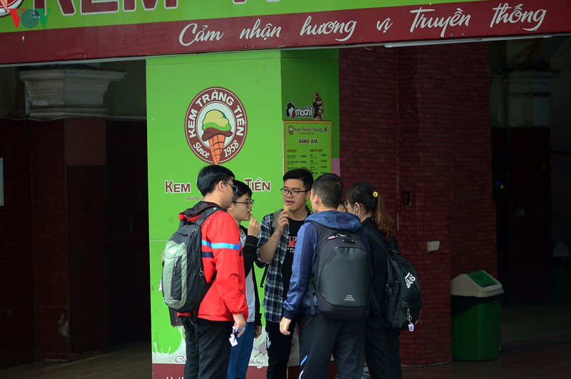 Không chỉ du khách nước ngoài mà rất nhiều người Việt Nam cũng chủ quan phòng tránh dịch.