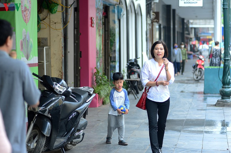 Từ người lớn cho tới em nhỏ đều không hề đeo khẩu trang khi đi lại ở nơi công cộng.
