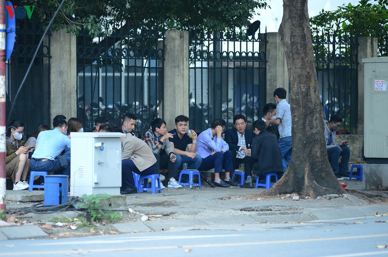 Các quán trà đá cạnh Học viện Thanh thiếu niên Việt Nam.