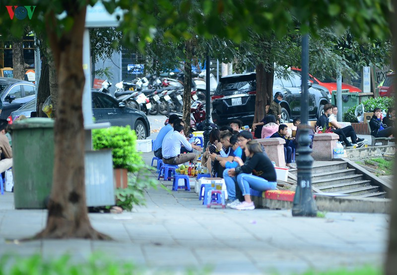Các quán trà đá vỉa hè ở Thủ đô vẫn đông khách "chém gió"