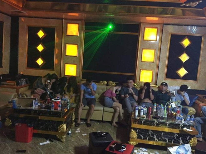 Tại thời điểm kiểm tra quán karaoke My Fiend, lực lượng chức năng đã phát hiện 76 người đang bay lắc và có biểu hiện sử dụng trái phép chất ma túy trong quán karaoke. Tại các phòng hát, lực lượng chức năng thu giữ nhiều tang vật như ma túy đá, thuốc lắc, ketamin, hàng chục điện thoại di động. (Ảnh: Vnexpress)