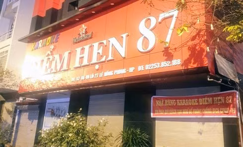  Bất chấp lệnh cấm, quán karaoke Điểm Hẹn 87 ở Hải Phòng vẫn hoạt động: Tối 22/3, Đội cảnh sát điều tra tội phạm về ma túy, công an quận Ngô Quyền, TP Hải Phòng phối hợp với công an phường Đông Khê kiểm tra quán karaoke Điểm Hẹn 87 ở lô 27 Lê Hồng Phong thuộc phường Đông Khê do Phạm Thị H. (SN 1975, đăng ký thường trú ở 213 đường Đông Khê, quận Ngô Quyền) làm chủ. (Ảnh: Infonet)