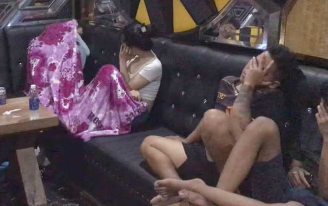  34 người dương tính ma túy trong phòng karaoke ở Tiền Giang: Rạng sáng 12/1, công an huyện Châu Thành, tỉnh Tiền Giang kiểm tra cơ sở karaoke Tường Vy và Phi Hùng 2, phát hiện hàng chục thanh niên nam nữ có biểu hiện sử dụng ma túy. (Ảnh: Zing)