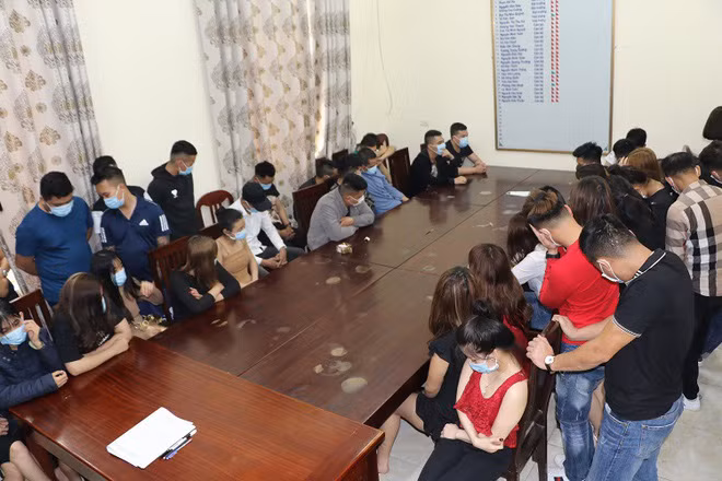  20 cô gái "bay lắc" trong tiệc ma túy trong quán karaoke ở Vĩnh Phúc: Khoảng 2h30 sáng 15/5, công an tỉnh Vĩnh Phúc phối hợp với cơ quan chức năng bất ngờ kiểm tra quán Karaoke XO XO thuộc khu đô thị Phúc Sơn, xã Thượng Trưng, huyện Vĩnh Tường, tỉnh Vĩnh Phúc phát hiện và bắt giữ 50 đối tượng (gồm 30 nam và 20 nữ) trong 4 phòng hát Karaoke, bật âm thanh lớn đang hát, nhảy có biểu hiện sử dụng trái phép chất ma túy. Qua test nhanh, có 35/50 đối tượng dương tính với chất ma túy.