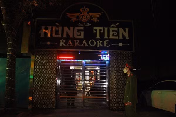  Cam kết tạm dừng hoạt động, quán karaoke ở Hải Phòng điều chân dài phục vụ khách: Ngày 21/3, Phòng PC06, công an TP Hải Phòng phối hợp với công an huyện An Dương tối qua kiểm tra đột xuất quán karaoke Hùng Tiến (xã Đặng Cương) do ông Phùng Thế Hùng (SN 1982, người địa phương) làm chủ. (Ảnh: Vietnamnet)