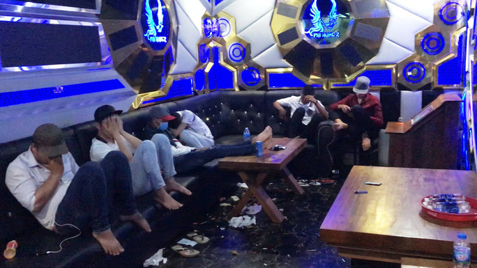 Kiểm tra trong phòng hát tại cơ sở karaoke Tường Vy ở xã Lý Tân, huyện Châu Thành phát hiện 7 người đang bay lắc theo tiếng nhạc, qua test nhanh có 6 người (2 nữ, 4 nam) dương tính với ma túy. (Ảnh: Nld) Bắt gần 40 đối tượng dương tính với ma túy tại quán karaoke. (Nguồn: KÊNH VTC14)