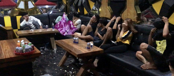 Kiểm tra tại karaoke Phi Hùng 2, bên trong có 7 phòng hát đang hoạt động với gần 40 người trong quán, qua test nhanh những người tại quán phát hiện 28 thanh niên (4 nữ và 24 nam) dương tính với ma túy. (Ảnh: Nld)
