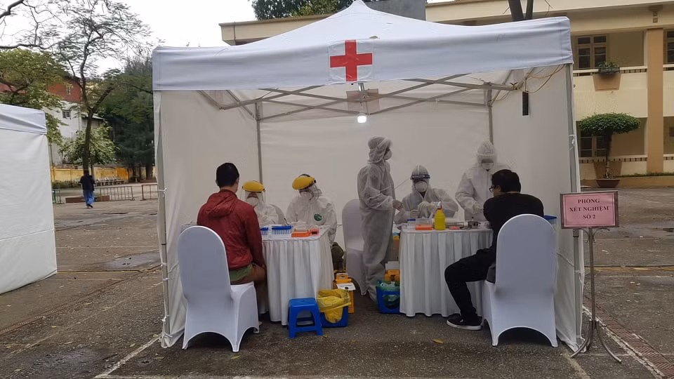 Can canh buong test nhanh COVID-19 trong 10 phut tai Ha Noi-Hinh-6