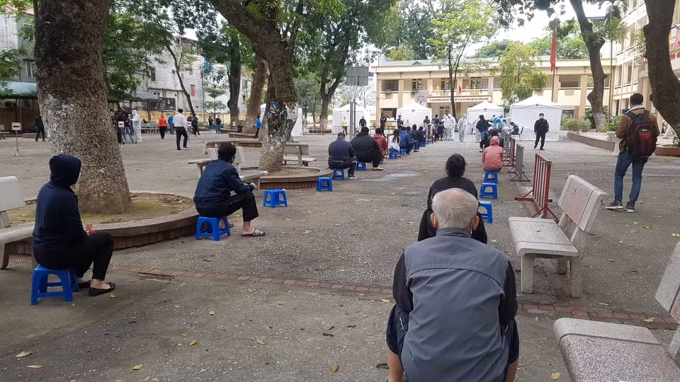 Can canh buong test nhanh COVID-19 trong 10 phut tai Ha Noi-Hinh-7