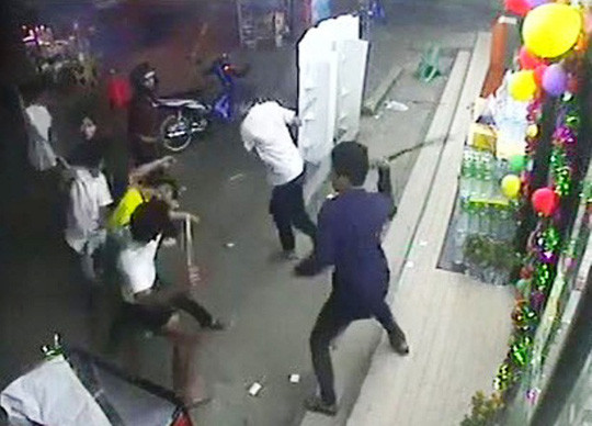 Vao an dem tai quan nhau, nam thanh nien bi dam tu vong