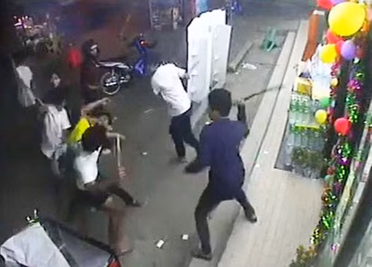 Vao an dem tai quan nhau, nam thanh nien bi dam tu vong